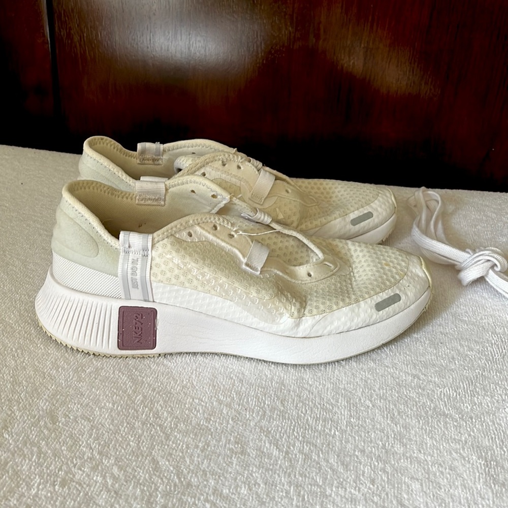 Nike Reposto 72. White and Plum.